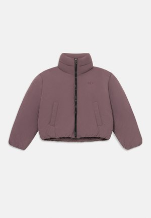 Chaqueta de plumas morada recortada con un cuello alto, cremallera frontal y dos bolsillos laterales. Presenta puños y dobladillo elásticos para un ajuste ceñido.