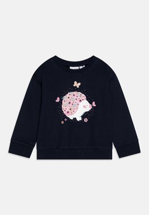 Marineblå børne-sweatshirt med et smilende pindsvin dækket af pink blomster, omgivet af tre pink sommerfugle.