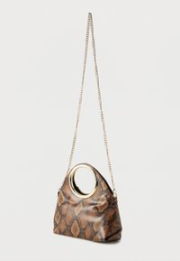 Καφέ γυναικεία τσάντα με σχέδιο φιδιού, με κυκλικό χρυσό χερούλι και λεπτή χρυσή αλυσίδα, κρεμασμένη σε λευκό φόντο.