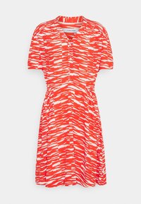 Czerwona sukienka z białymi abstrakcyjnymi paskami, krótkimi rękawami, z przodu na guziki i elastyczną talią. Wykonana z lekkiego materiału, o luźnym kroju.