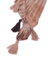 Sciarpa leggera nelle tonalità di beige, marrone e taupe, con un motivo e frange decorative nelle tonalità di beige e nero alle estremità.