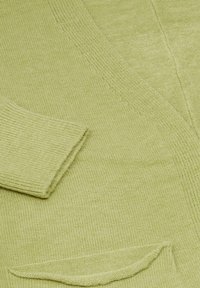 Ljust grönt cardigan i mjukt material, med ribbade ärmar och en ficka. V-formad halslinning med en comfy, avslappnad design.