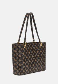 Bolso tote sintético negro con herrajes dorados, que presenta un patrón marrón repetido de logos. Dos asas para llevar. Forma rectangular.