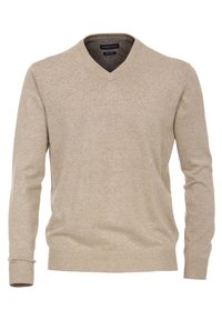 Světlý béžový svetr s výstřihem do V, vyrobený z měkkého pleteného materiálu, s dlouhými rukávy, žebrovanými lemy a jemnou texturou bez viditelných vzorů.