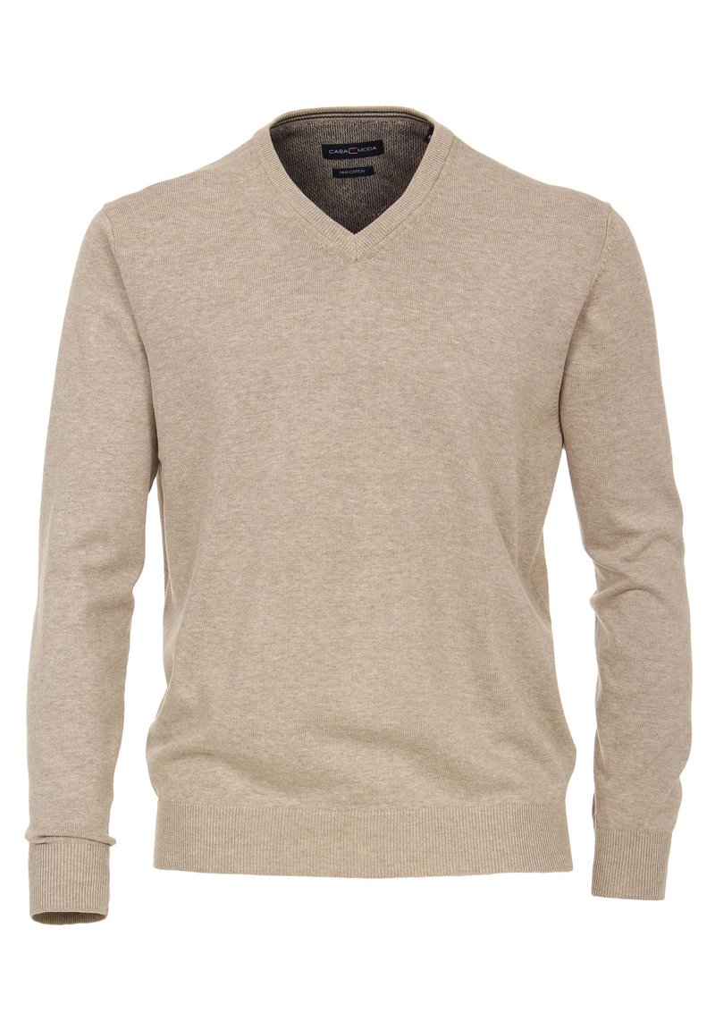 Světlý béžový svetr s výstřihem do V, vyrobený z měkkého pleteného materiálu, s dlouhými rukávy, žebrovanými lemy a jemnou texturou bez viditelných vzorů.