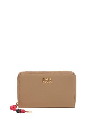 Cartera con cremallera color canela con el logo "BIMBA Y LOLA" y cordón rojo con cuentas negras y doradas en la lengüeta de la cremallera, aislada sobre fondo blanco.