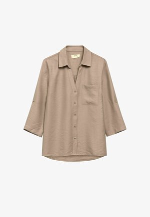Beżowa koszula z długim rękawem na guziki, z przednią kieszenią i kołnierzykiem, wykonana z lekkiego materiału z podwiniętymi rękawami i patkami do przypięcia.