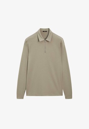 Beige Polohemd mit langen Ärmeln, einem Kragen und einem halben Reißverschluss in der Mitte vorne.