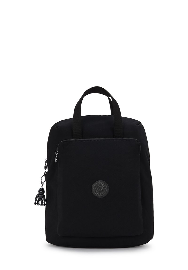 Sac à dos noir en tissu, avec un compartiment principal, une poche zippée à l'avant, un patch logo et un petit charme de singe comme accent.