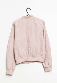 Helle rosa Bomberjacke mit geripptem Kragen und Bündchen, figurbetontem Bund und glatter, matter Textur. Rückansicht dargestellt.