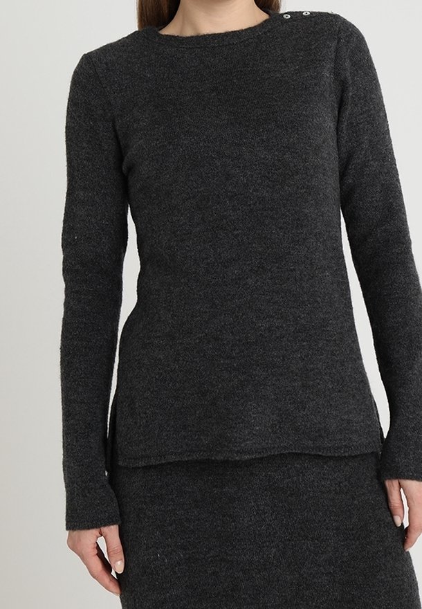 Maglione grigio scuro a maniche lunghe realizzato in un tessuto texturizzato, con scollatura rotonda e bottoni decorativi d'argento sulla spalla.