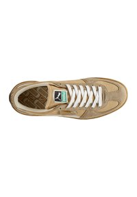 Beige Wildlederschuhe mit weißen Schnürsenkeln, strukturiertem Obermaterial, grünem Logopatch und gemusterter Innensohle. Merkmale sind eine runde Zehenpartie und eine Gummisohle.
