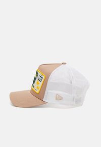 New Era LICENSE PLATE TRUCKER UNISEX - Naģene - beige