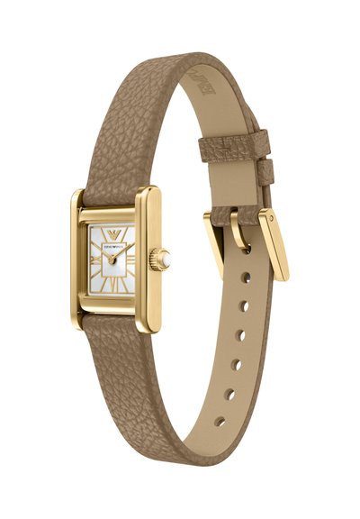 Montre rectangulaire en or avec bracelet en cuir marron texturé. Cadran blanc avec accents dorés et motif géométrique. Fermeture à boucle réglable.