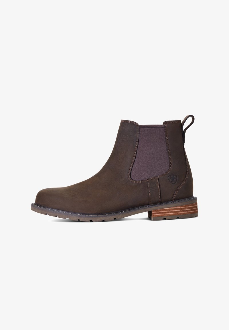 Braune Leder-Chelsea-Stiefel mit elastischen seitlichen Einsätzen und einer Ziehschlaufe. Verfügt über eine strukturierte Oberfläche und einen gestapelten Holzabsatz.