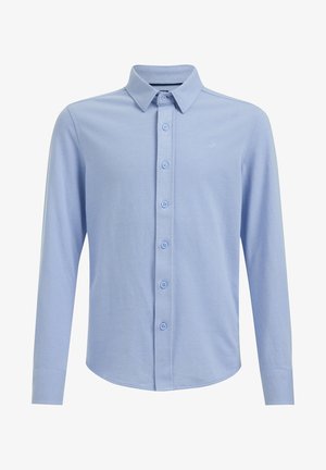 Camisa de manga larga azul claro con botones y cuello puntiagudo, y un sutil logo bordado en el pecho izquierdo.