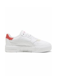 Sneaker bianco con tomaia in pelle texturizzata, accento corallo a contrasto sul tallone e una suola spessa con righe. Presenta perforazioni per la ventilazione.