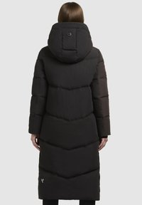 Schwarze Daunenjacke mit einer Kapuze, mit Chevron-Design, langer Länge, gestepptem Material und einem Logodetail im oberen Rückenbereich.