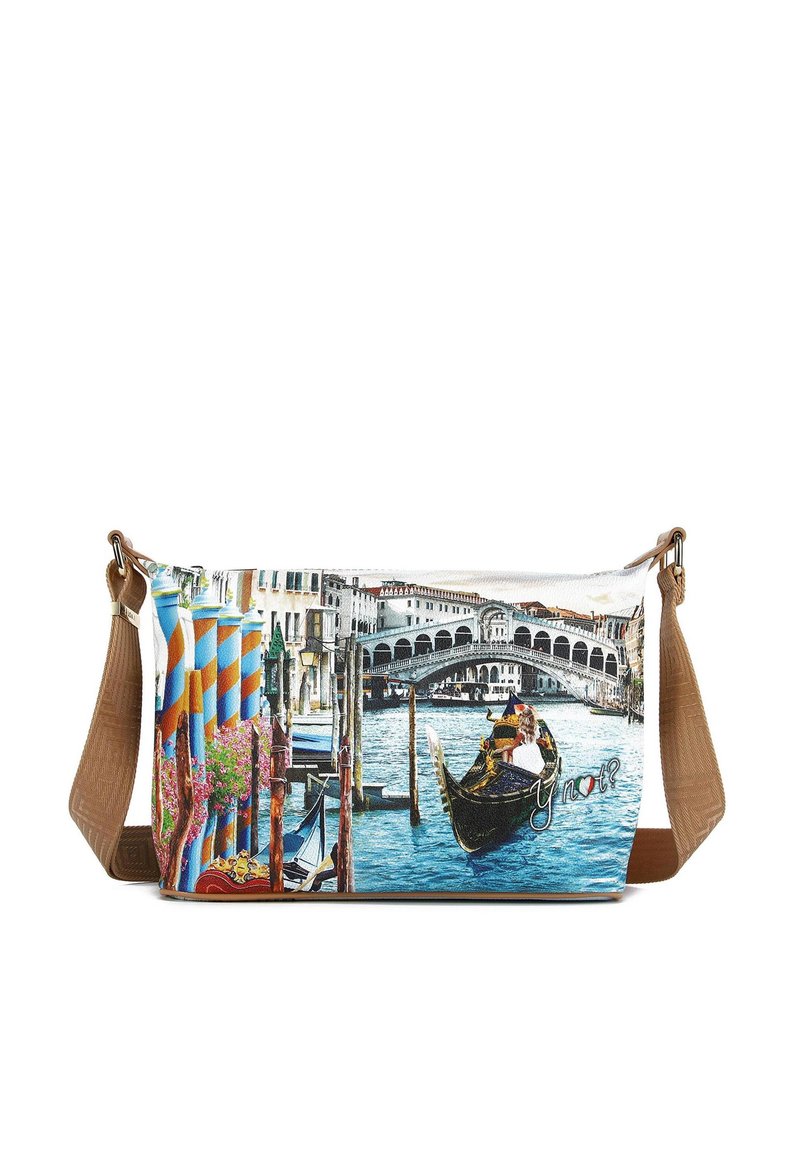 Borsa in tela con una vivace scena veneziana che mostra una gondola, pali a righe colorate e un ponte. Tracolla regolabile in pelle marrone.
