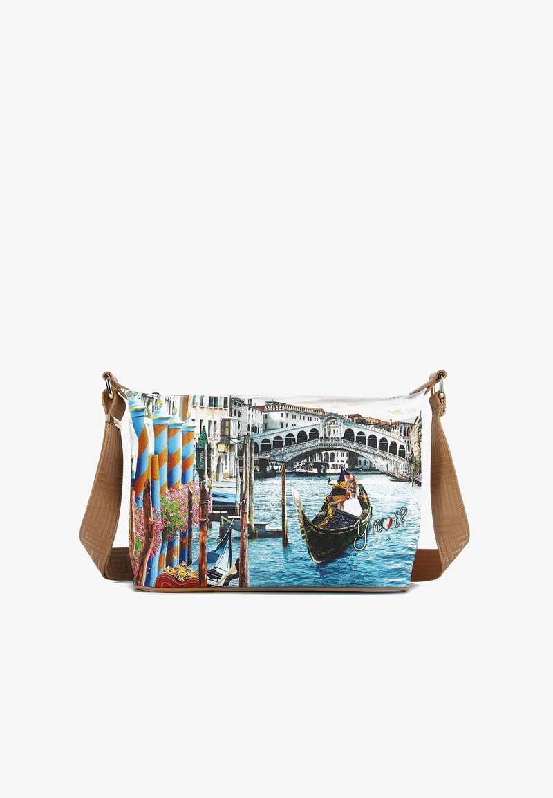 Borsa in tela con una vivace scena veneziana che mostra una gondola, pali a righe colorate e un ponte. Tracolla regolabile in pelle marrone.