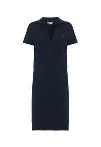 Abito polo in tessuto blu navy, maniche corte, scollatura a V con colletto, con un piccolo logo rosso sul petto sinistro, texture liscia.