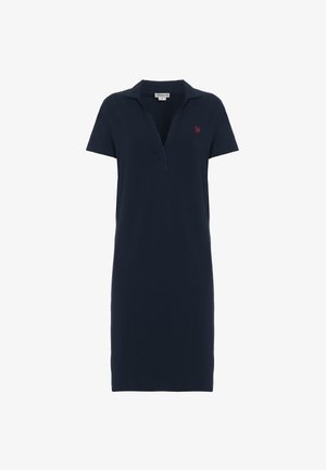 Abito polo in tessuto blu navy, maniche corte, scollatura a V con colletto, con un piccolo logo rosso sul petto sinistro, texture liscia.