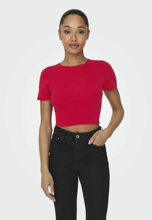 Rode geribbelde korte mouwen crop top met een ronde halslijn, gecombineerd met hoge zwarte jeans. Gladde textuur, aansluitend ontwerp.