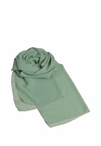 Sciarpa di chiffon verde, delicatamente drappeggiata. Materiale leggero con una texture liscia e una finitura delicata e trasparente. I bordi presentano cuciture sottili.