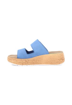 Sandalo blu slip-on con due ampie fasce e suola a zeppa in sughero, progettato per un utilizzo casual estivo.