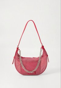 Sac à bandoulière rouge avec des pois roses et blancs, détail en chaîne argentée et plaque logo Steve Madden à l'avant.