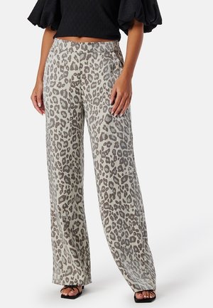Leopardprint wijde broek in lichtbeige en grijs, gemaakt van lichte stof met een elastische tailleband. Zachte textuur, losse pasvorm.