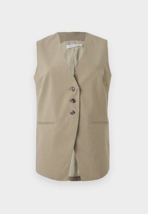 Gilet beige sans manches avec trois boutons sur le devant et deux poches horizontales fendues, conçu pour un look formel ou décontracté élégant.