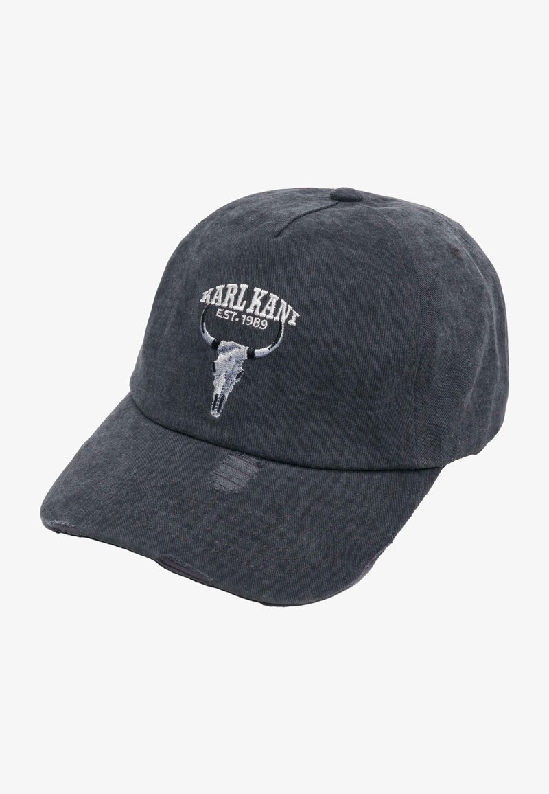 Sötét szürke anyagú baseball sapka, melyen hímzett "KARL KANI EST. 1989" felirat és bika koponya logo található az elején; ívelt karimája és kopottas részletei vannak.