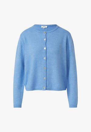 Cardigan tricoté bleu clair avec encolure ronde, manches longues, et fermeture à boutons devant avec huit boutons blancs.