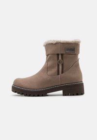 Stivaletti alla caviglia in suede color cammello con colletto in pelliccia sintetica, punta rotonda e suola in gomma con battistrada decorato. Inclusi anche dettagli di cucitura decorativa e logo.