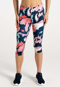 Leggings coloridos hasta la mitad de la pantorrilla con un patrón abstracto en navy, rosa y menta, hechos de un tejido elástico. Tienen una cintura alta y un diseño ajustado.