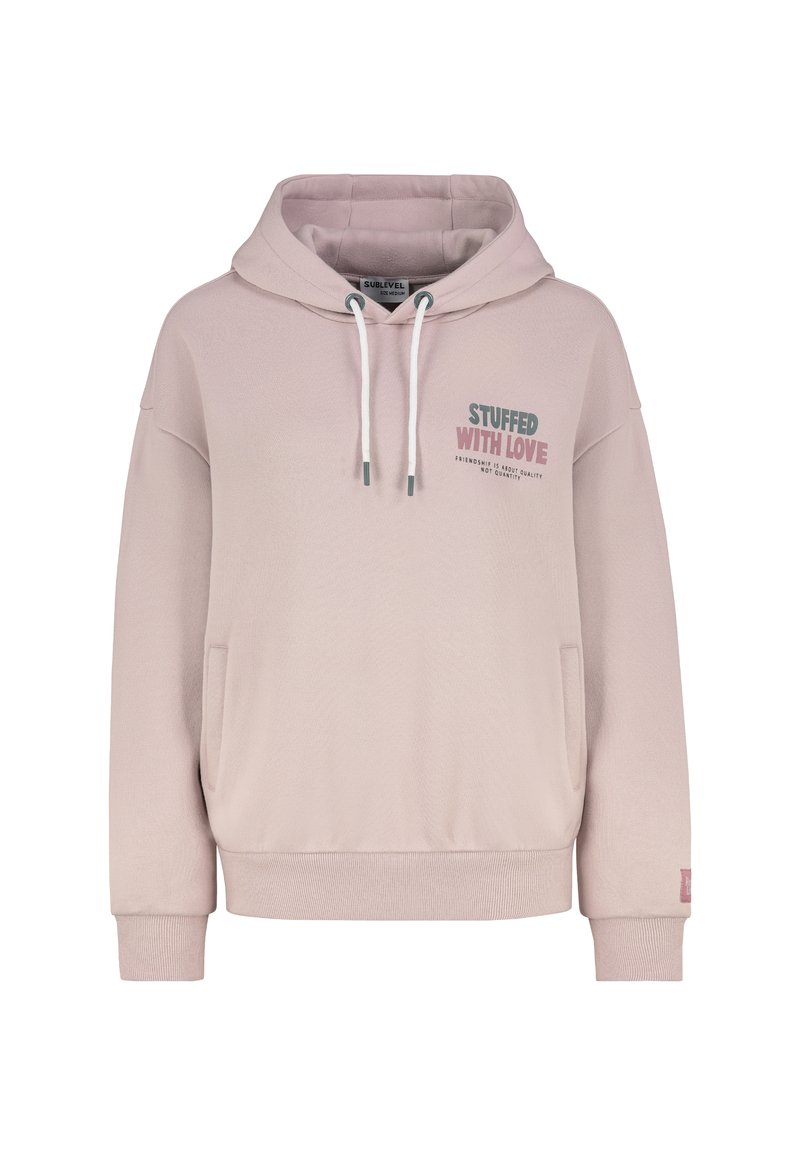 Hellrosa Kapuzenpullover aus weichem Stoff mit Kängurutasche, Kapuze mit Kordelzug und dem Schriftzug "STUFFED WITH LOVE" in dunklerem Druck.