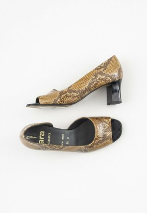 Brązowe szpilki na obcasie z otwartymi palcami, z wzorem skóry węża, jeden but widziany z boku, drugi z góry pokazujący markę i rozmiar.