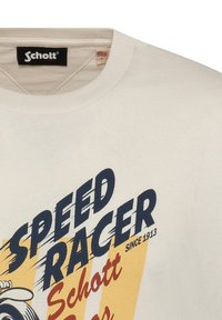 Cremefarbenes Baumwoll-T-Shirt mit einem grafischen Druck, der "SPEED RACER" in Marineblau und Rot zeigt, sowie dem "Schott"-Logo am Nackenetikett.