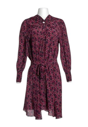 Knielanges Kleid mit langen Ärmeln, dunkelrotem und schwarzem Blumenmuster, hohem Kragen mit Knopf und Taillengürtel auf Schaufensterpuppe.