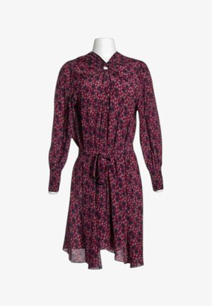Knielanges Kleid mit langen Ärmeln, dunkelrotem und schwarzem Blumenmuster, hohem Kragen mit Knopf und Taillengürtel auf Schaufensterpuppe.