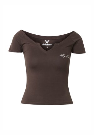 Chemise marron foncé coupée à manches courtes avec un large col en V, petit texte blanc « By Felicious » sur la poitrine, et un logo papillon avec « felicious » à l'intérieur du col.