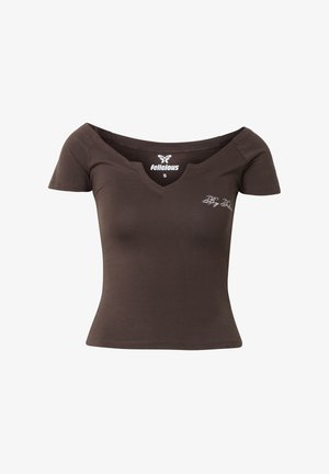 Tmavě hnědá krátká košile s krátkým rukávem a širokým výstřihem do V, na hrudi malý bílý nápis "By Felicious" a motýlí logo s nápisem "felicious" uvnitř límce.