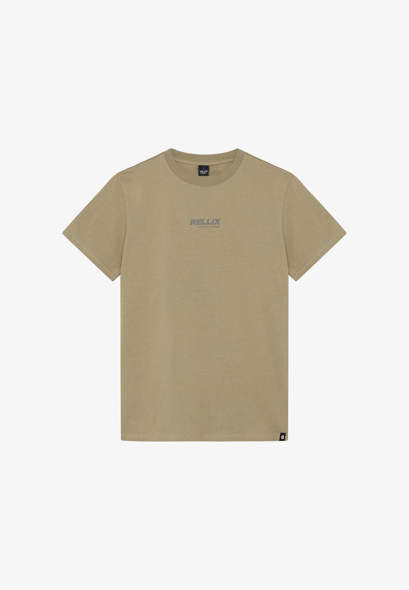 Olijfgroen katoenen T-shirt met korte mouwen, ronde hals en een klein "RELLIX" logo in grijs aan de voorkant. Labeldetail aan de zijkant van de zoom.
