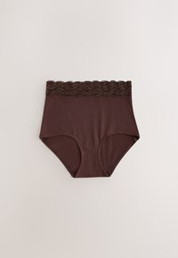 Sous-vêtement taille haute marron foncé avec une large ceinture en dentelle et un design couvrant entièrement, présenté sur un fond clair uni.