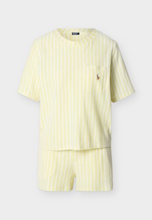 Kollase ja valge vertikaalselt triibuline lühikeste varrukatega särk ja sobivad lühikesed püksid, särgi taskul väike tikitud polo mängija logo.