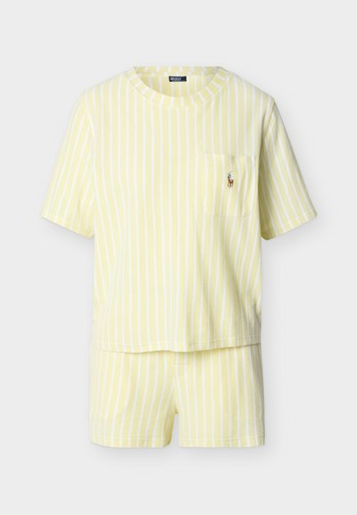 Κίτρινο και λευκό κάθετο ριγέ πουκάμισο με κοντά μανίκια και ταιριαστά σορτς με μικρό κεντημένο λογότυπο παίκτη πόλο στην τσέπη του πουκαμίσου.