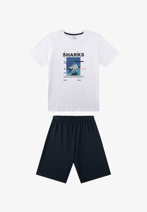 Weißes T-Shirt mit kurzen Ärmeln und Haifisch-Grafik sowie Text, kombiniert mit marineblauen Shorts mit elastischem Bund. Material aus Baumwollmischung.