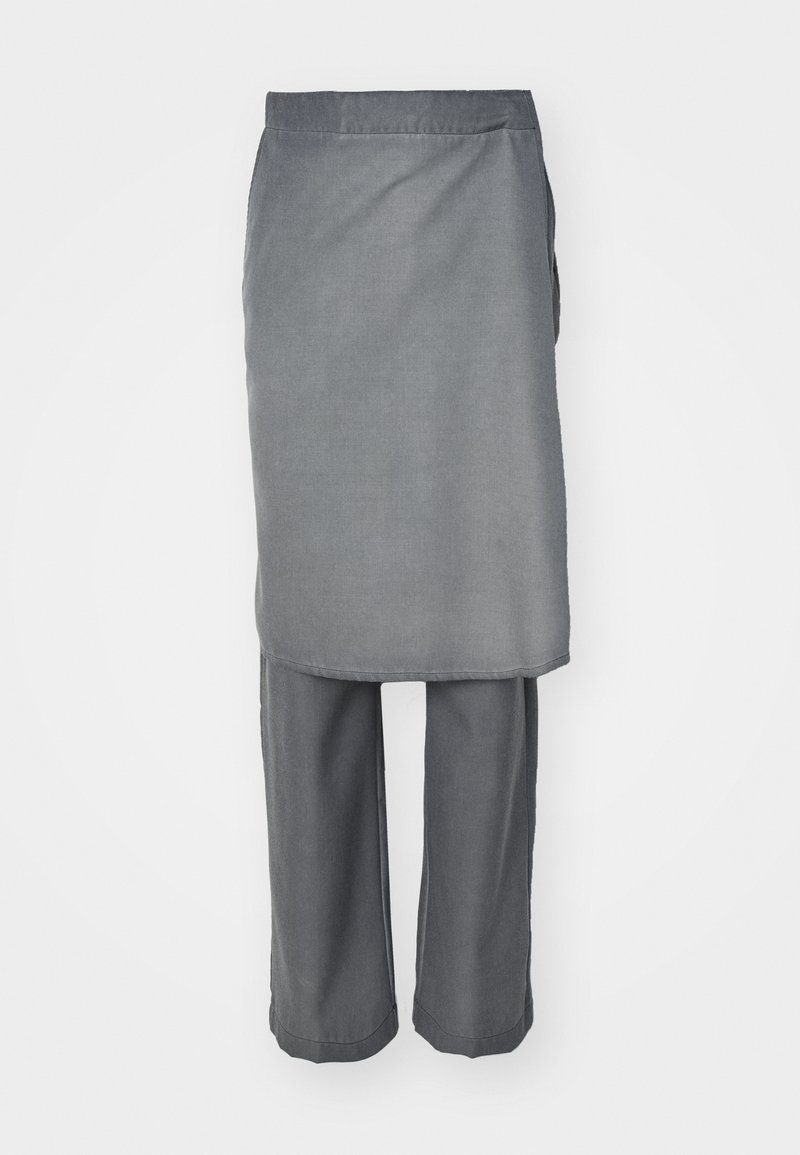 Completo grigio a due pezzi composto da una maglia lunga con taglio dritto e pantaloni larghi, entrambi realizzati in tessuto morbido con texture minimale.