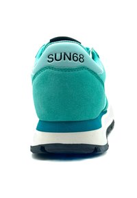 Sneaker turchese in materiali scamosciati e in rete, con una suola intermedia bianca e una suola esterna nera. Marchio "SUN68" sul tallone.
